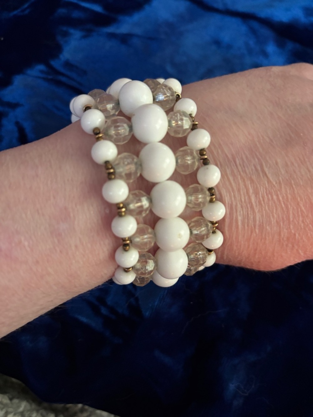 Miriam Haskell Vintage White milk beads & glass bead memory wire bracelet - Picture 4 of 7